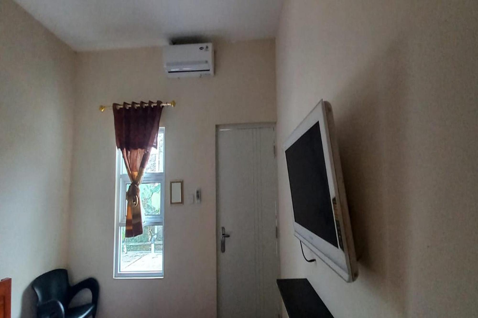 Oyo 93767 45 Guest House Sragen Exterior foto